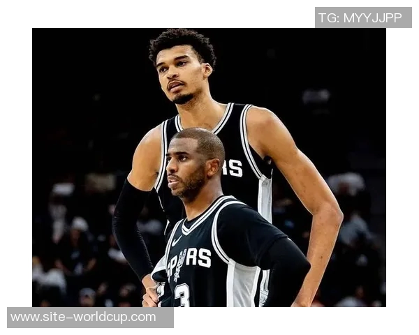 文班谈球队战术多样性认为马刺的纯粹篮球更符合战术本质与发展方向